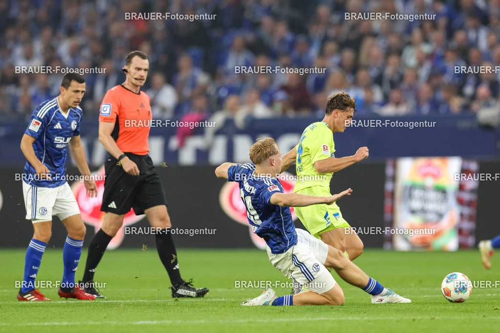 1_S04BER_20250801_1717.JPG -  - FC Schalke 04 - Hertha BSC Berlin - 2. Bundesliga | Gelsenkirchen, Deutschland, 01.08.25: Peter Remmert (FC Schalke 04) und Maurice Krattenmacher (Hertha BSC Berlin) im Kampf um den Ball waehrend des Spiels der 2. Bundesliga zwischen FC Schalke 04 - Hertha BSC Berlin in der Veltins-Arena am 01. August 2025 in Gelsenkirchen, Deutschland. (Foto von Stefan Brauer/Brauer-Fotoagentur)DFB/DFL REGULATIONS PROHIBIT ANY USE OF PHOTOGRAPHS AS IMAGE SEQUENCES AND/OR QUASI-VIDEO.