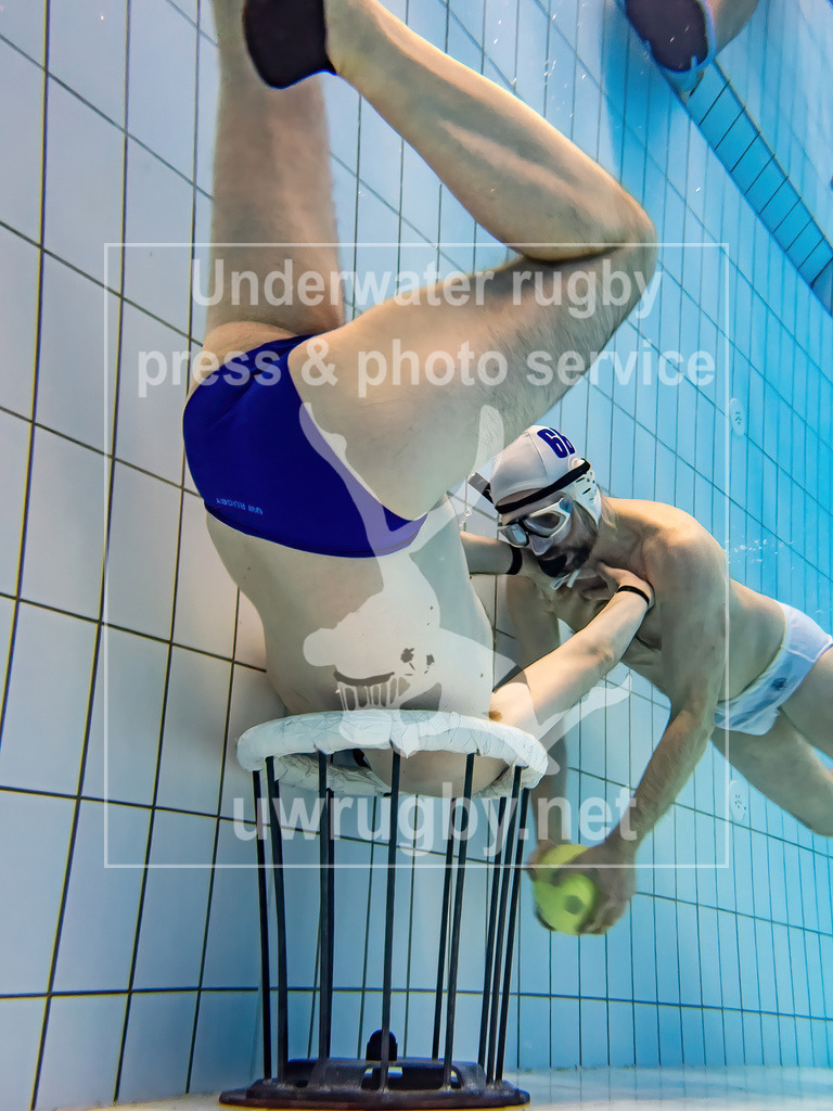 Torangriff Unterwasserrugby | Angriff des weißen Stürmers in einer Eins-gegen-Eins Situation gegen den blauen Torwart.  - Realisiert mit Pictrs.com