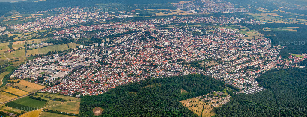 Luftbild: Ortsansicht von Westen in Sandhausen im Bundesland Baden-Württemberg in Deutschland. Foto: IMG_29883-Bearbeitet.jpg vom 02.07.2010 durch Werner Riehm/FLY-FOTO.de – Auflösung des Originals: 6727 x 2571 px