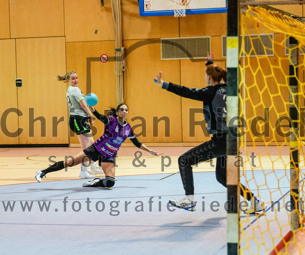 2023-11-11_071_SpVgg_Altenerding_gegen_TSV_Simbach_II | Erding, Deutschland, 11.11.2023:
Handball, Bezirksliga Frauen Altbayern 2023 / 2024, 5. Spieltag, SpVgg Altenerding II gegen TSV Simbach II, Endergebnis: 31:28

Paulina Podesser (TSV Simbach, #29), Sylvia Heider (SpVgg Altenerding, #8), Torfrau Sonja Brandmeier (TSV Simbach, #32)

Foto: Christian Riedel / fotografie-riedel.net