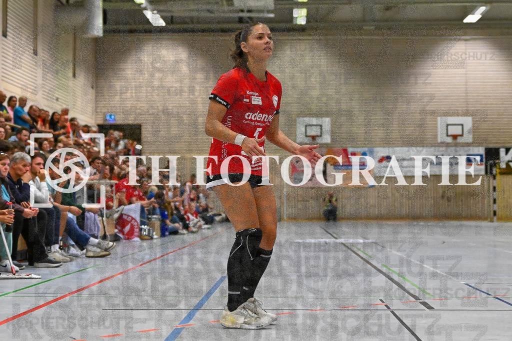 DEU, HSG Freiburg - TG Nuertingen, Handball, 2. Handball-Bundesliga, Saison 2023/2024, 04. Spieltag, Saison 2023/2024, 07.10.2023 | Nele Emmenecker (HSG Freiburg, #05)

DEU, HSG Freiburg - TG Nuertingen, Handball, 2. Handball-Bundesliga, Saison 2023/2024, 04. Spieltag, Saison 2023/2024, 07.10.2023

Foto: Eibner-Pressefoto/Thomas Hess