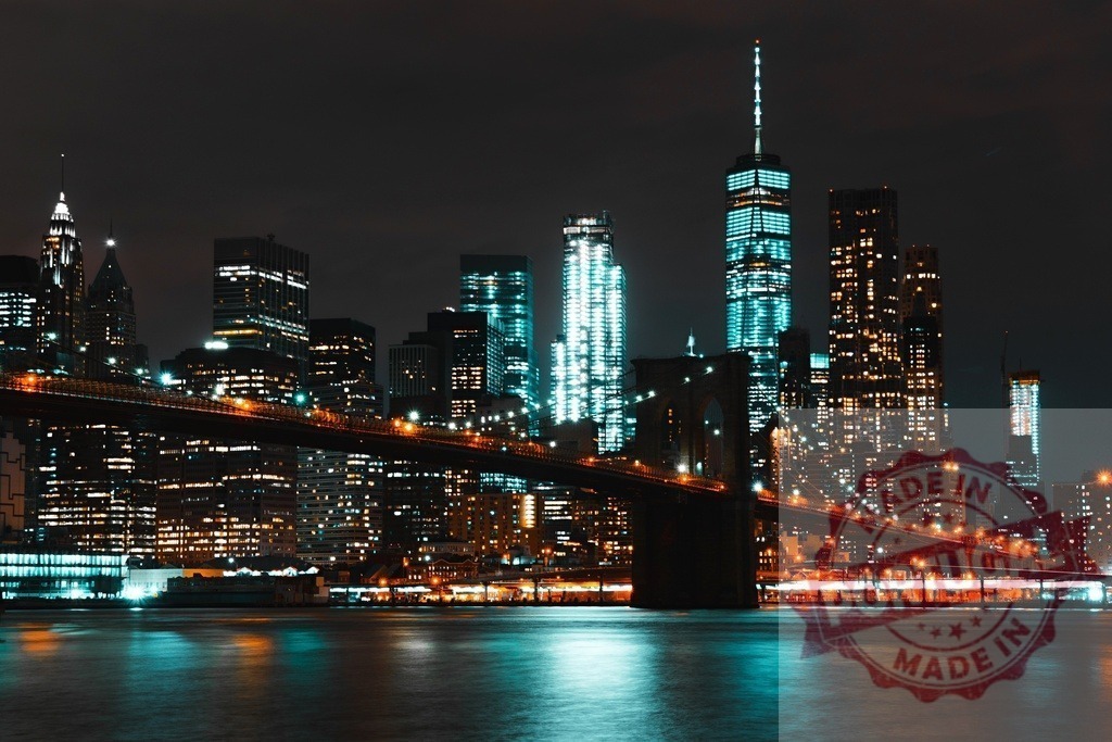 New York City Brooklyn Bridge and Manhattan skyline at night | New York City Manhattan skyline with Brooklyn Bridge spanning Hudson River at night - Realisiert mit Pictrs.com