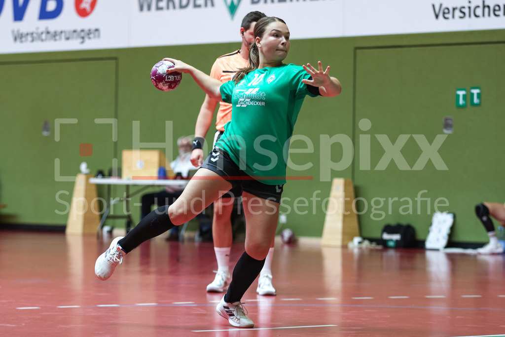 Handball, DHB-Pokal Frauen, SV Werder Bremen - VfL Oldenburg | v.li.: Madita Probst (SV Werder Bremen, 10) beim Siebenmeter, 7m, Spielszene, Aktion, Action