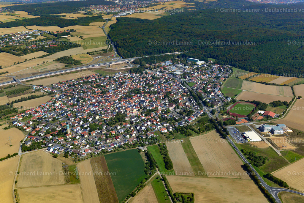 3650548 | KIST 13.09.2016 Stadtgebiet mit Außenbezirken und Innenstadtbereich am Rand von landwirtschaftlichen Feldern und Ackerflächen in Kist im Bundesland Bayern, Deutschland // Urban area with outskirts and inner city area on the edge of agricultural fields and arable land in Kist in the state Bavaria, Germany Foto: Gerhard Launer
