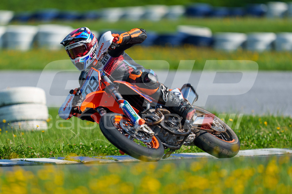SuperMoto_Staatsmeisterschaft_Greinbach_146 | GRIPcapture steht für authentische Sportfotografie in Österreich – für Momente, die mehr sind als Geschwindigkeit oder Ergebnis. Es geht um Emotion, Spannung, Fokus und den Augenblick, der oft nur einen Wimpernschlag dauert.Ob Motorsport, Teamsport oder 
