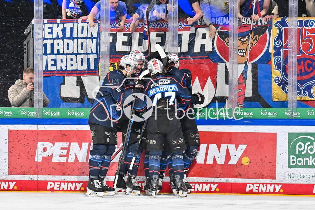 Nürnberg Ice Tigers - Augsburger Panther | NUREMBERG, GERMANY - 23. JANUARY: Jubel der Hausherren nach dem Treffer zum 1-1 Ausgleich durch Samuel Dove-McFALLS (Nürnberg Ice Tigers 75) / Tor / Torschuetze / Freude / Happy während dem Match zwischen den Nürnberg Ice Tigers und den Augsburger Panthern am 42. Spieltag der Penny DEL in der PSD Bank Nürnberg Arena