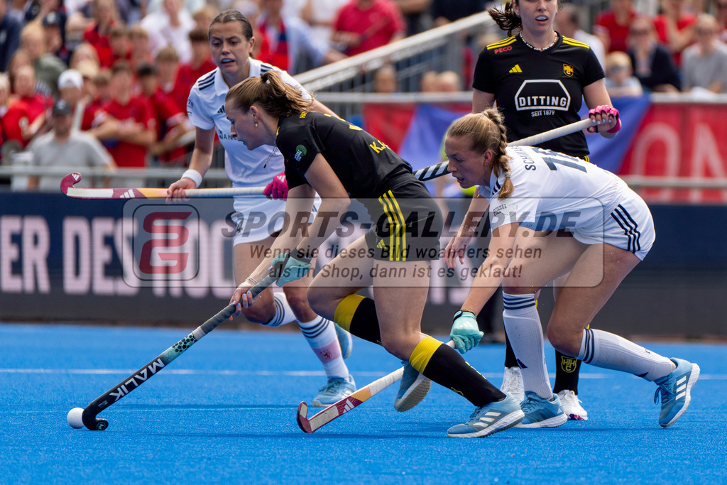 Final4_20250601-1152-HK108351 | Krefeld, Deutschland, 01.06.2025:  Feldhockey Final4 2025 – „Deutsche Feldhockey-Meisterschaften 2025“ Harvestehuder HTC - Düsseldorfer HC (Finale Damen) im Gerd-Wellen-Hockeyanlage am 01.06.2025 in Krefeld, Deutschland. (Foto von Kramhöller/Fehrmann/Kaste)Krefeld, Germany, 01.06.2025: Feldhockey Final4 2025 – „Deutsche Feldhockey-Meisterschaften 2025“ Harvestehuder HTC - Düsseldorfer HC (Finale Damen) in Gerd-Wellen-Hockeyanlage at 01.06.2025 in Krefeld, Deutschland. (Foto from Kramhöller/Fehrmann/Kaste)