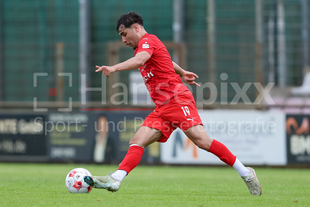 Fussball, Aufstiegsrunde Regionalliga Nord, 1. FC Germania Egestorf-Langreder - SV Todesfelde | Adrian Becker (1. FC Germania Egestorf-Langreder, 19) am Ball, Freisteller, Einzelbild, Ganzkörper, Aktion, Action, Spielszene