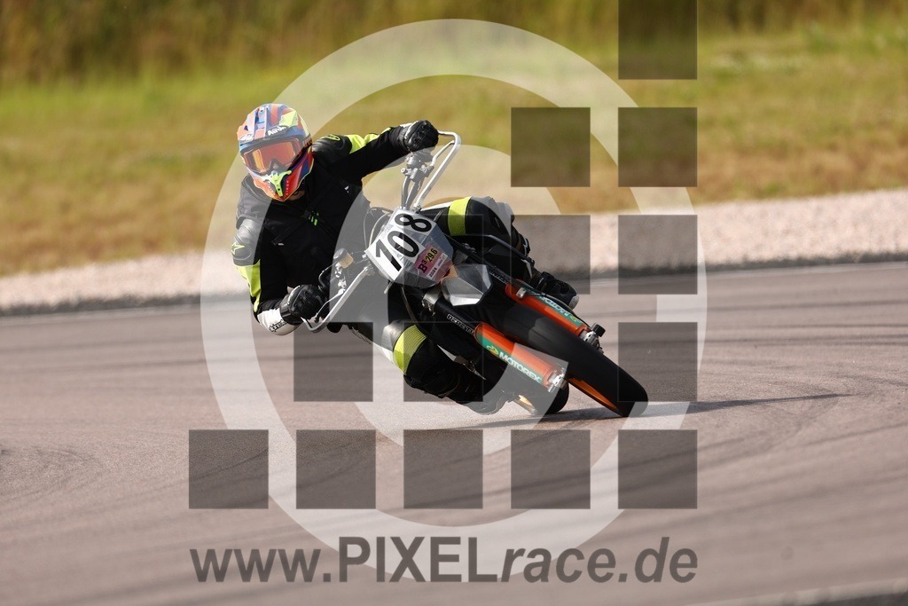 0108-20240629_00256 | Schöne Erinnerungen an spannende Momente - das festzuhalten ist unser Job. PIXELrace.de ist seit 2003 auf den Rennstrecken Europas unterwegs um die Action draußen beim Fahren und die wunderbare Stimmung imm Fahrerlager für euch einzufangen.