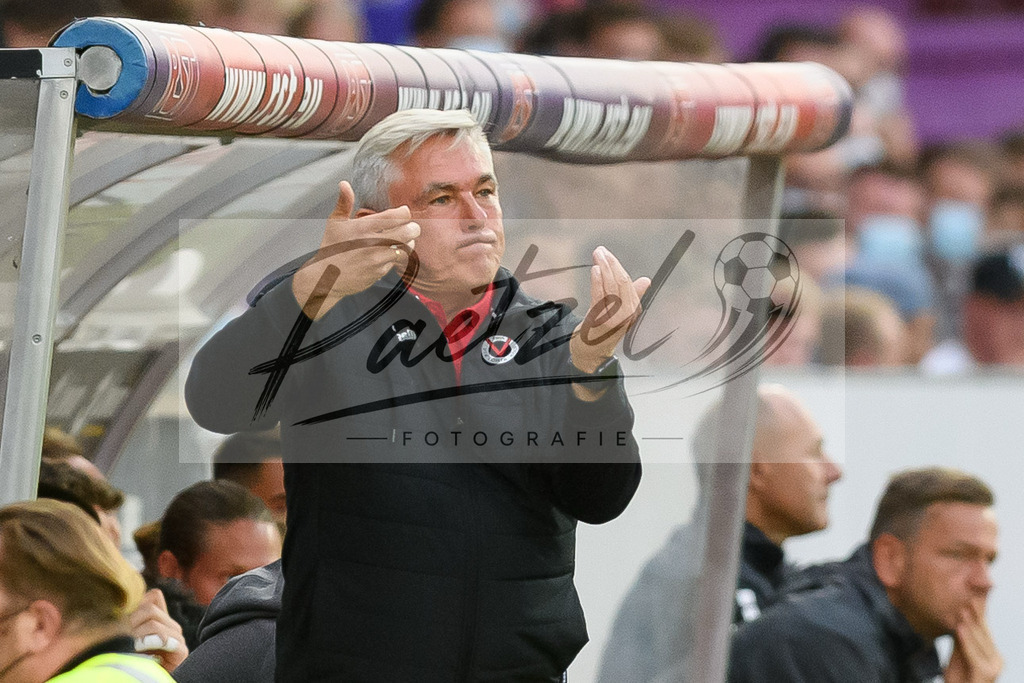 OSNVKO20210906_11 | Fussball, Herren: Trainer Olaf Janssen (FC Viktoria Koeln) gestikuliert beim Spiel der 3. Liga zwischen VfL Osnabrueck und FC Viktoria Koeln im Stadion an der Bremer Bruecke am 06.09.2021 in Osnabrueck, Deutschland.DFB / DFL REGULATIONS PROHIBIT ANY USE OF PHOTOGRAPHS AS IMAGE SEQUENCES AND/OR QUASI-VIDEO. - Realisiert mit Pictrs.com