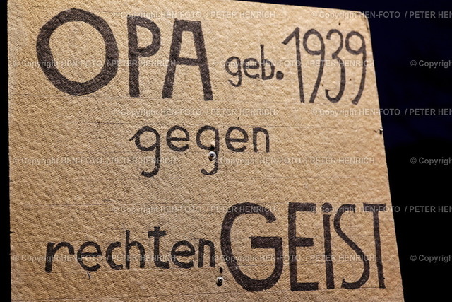 20240131-5064-demo-gegen-rechtsruck-HEN-FOTO | 31.01.2024 Kundgebung Versammlung Demonstration in Seeheim vor dem Rathaus gegen Rassismus Antisemitismus Deportation Rechtsruck Rechtsextremismus und für Demokratie (Foto: Peter Henrich) - Realisiert mit Pictrs.com