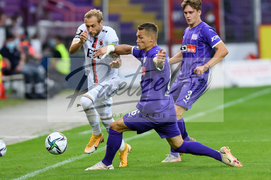 OSNVKO20210906_20 | Fussball, Herren: Marcel Risse (FC Viktoria Koeln) und Sven Koehler (VfL Osnabrueck) im Zweikampf beim Spiel der 3. Liga zwischen VfL Osnabrueck und FC Viktoria Koeln im Stadion an der Bremer Bruecke am 06.09.2021 in Osnabrueck, Deutschland.DFB / DFL REGULATIONS PROHIBIT ANY USE OF PHOTOGRAPHS AS IMAGE SEQUENCES AND/OR QUASI-VIDEO. - Realisiert mit Pictrs.com