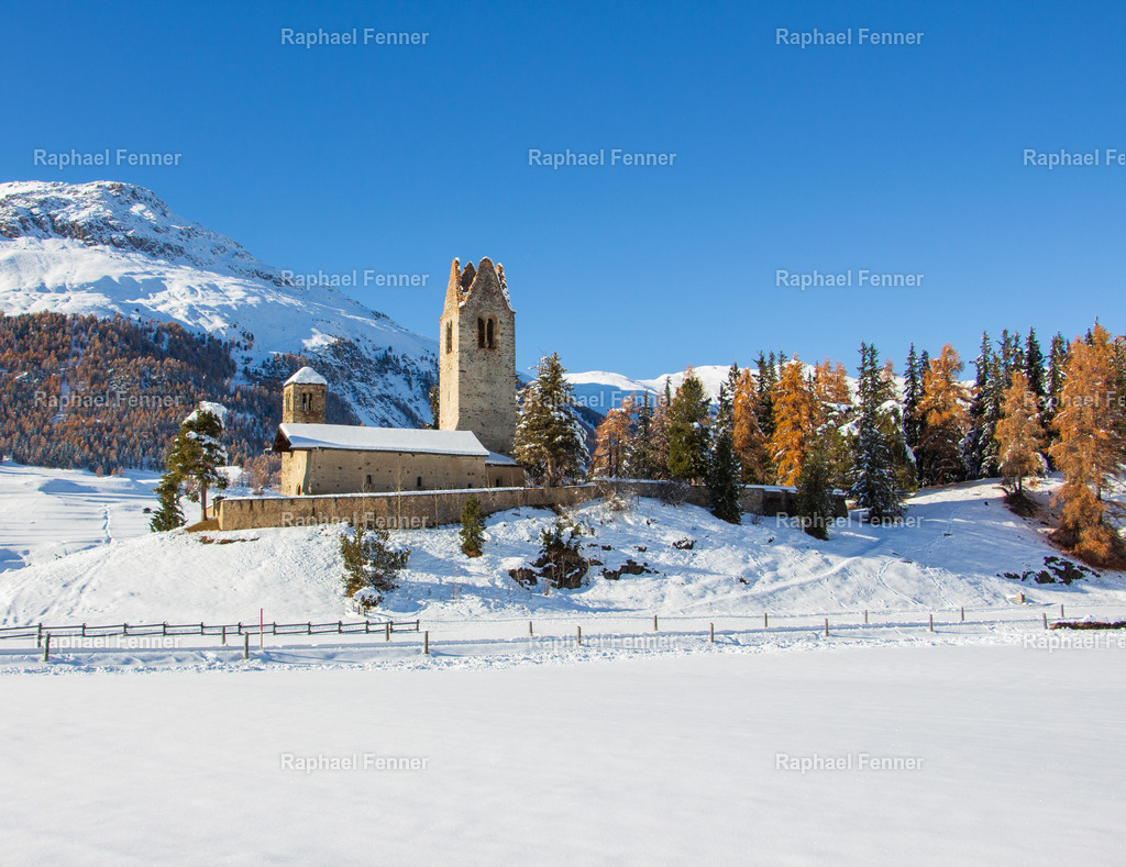 Kirche San Gian im Winter | Erlebe eindrucksvolle Landschaftsfotografie aus dem Engadin und darüber hinaus. Raphael Fenner bietet zudem professionelle Fotoaufträge für Hochzeiten, Porträts und Unternehmen. Jetzt entdecken und inspirieren lassen!