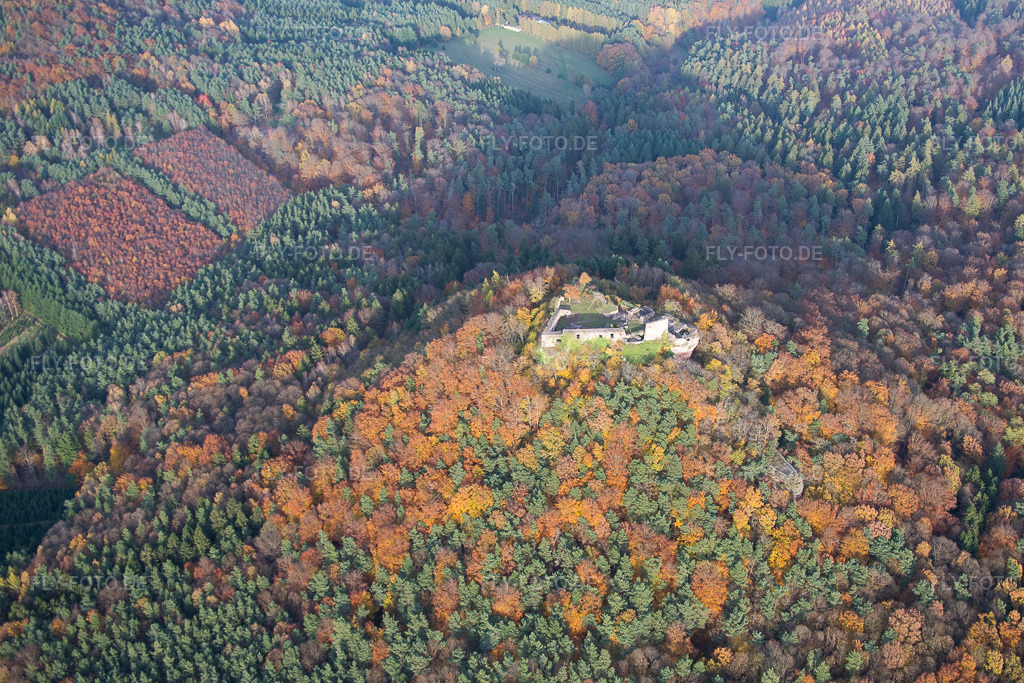 Luftbild: Ruine und Mauerreste der ehemaligen Burganlage Lindelbrunn in Vorderweidenthal im Bundesland Rheinland-Pfalz in Deutschland. Foto: IMG_076386.jpg vom 09.11.2014 durch Werner Riehm/FLY-FOTO.de