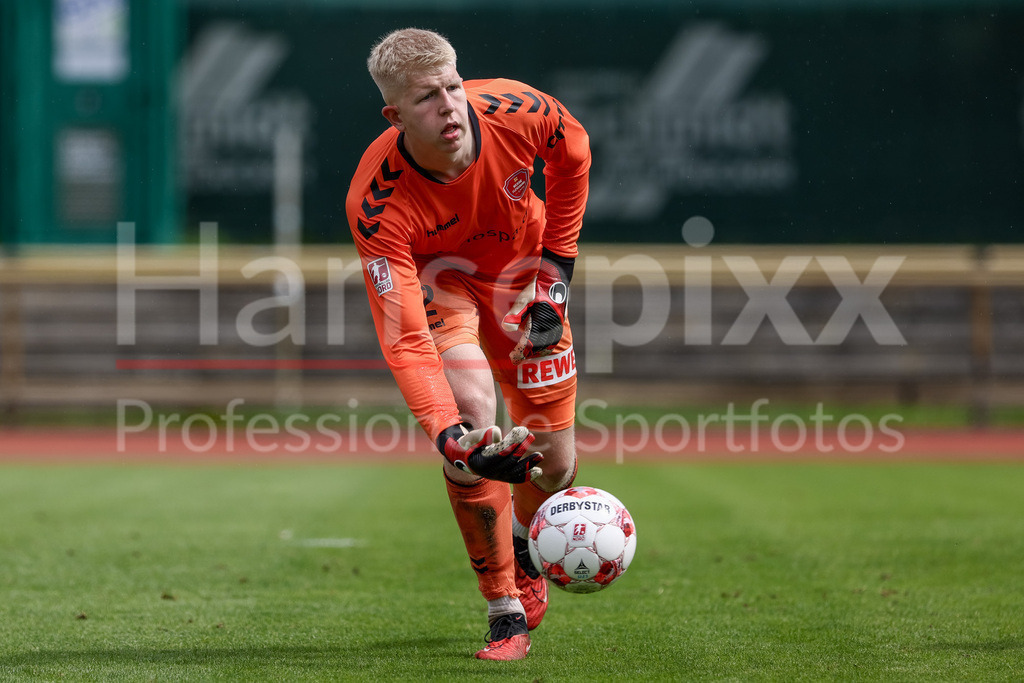 Fussball, Regionalliga Nord, SV Werder Bremen II - SC Weiche Flensburg | Nils Bock (Torwart, SC Weiche Flensburg 08, 12) am Ball, Freisteller, Einzelbild, Ganzkörper, Aktion, Action, Spielszene