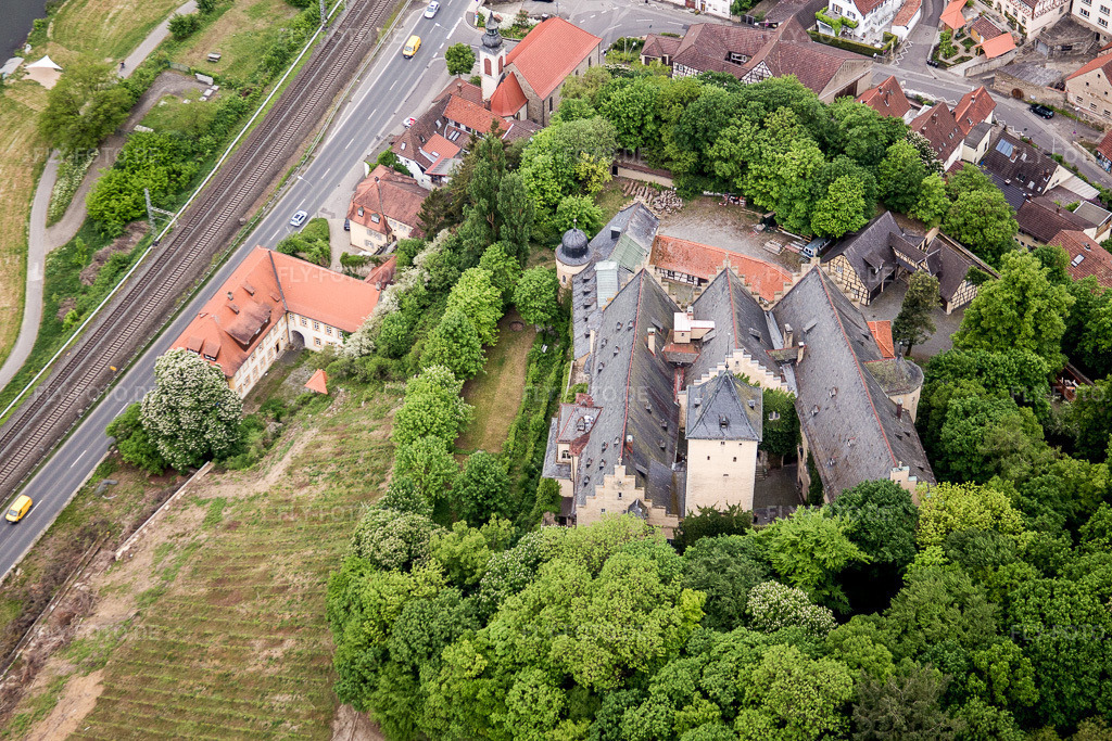 Luftbild: Burganlage des Schloß Schloss Mainberg im Ortsteil Mainberg in Schonungen im Bundesland Bayern in Deutschland. Foto: IMG_079113.jpg vom 15.05.2015 durch Werner Riehm/FLY-FOTO.de