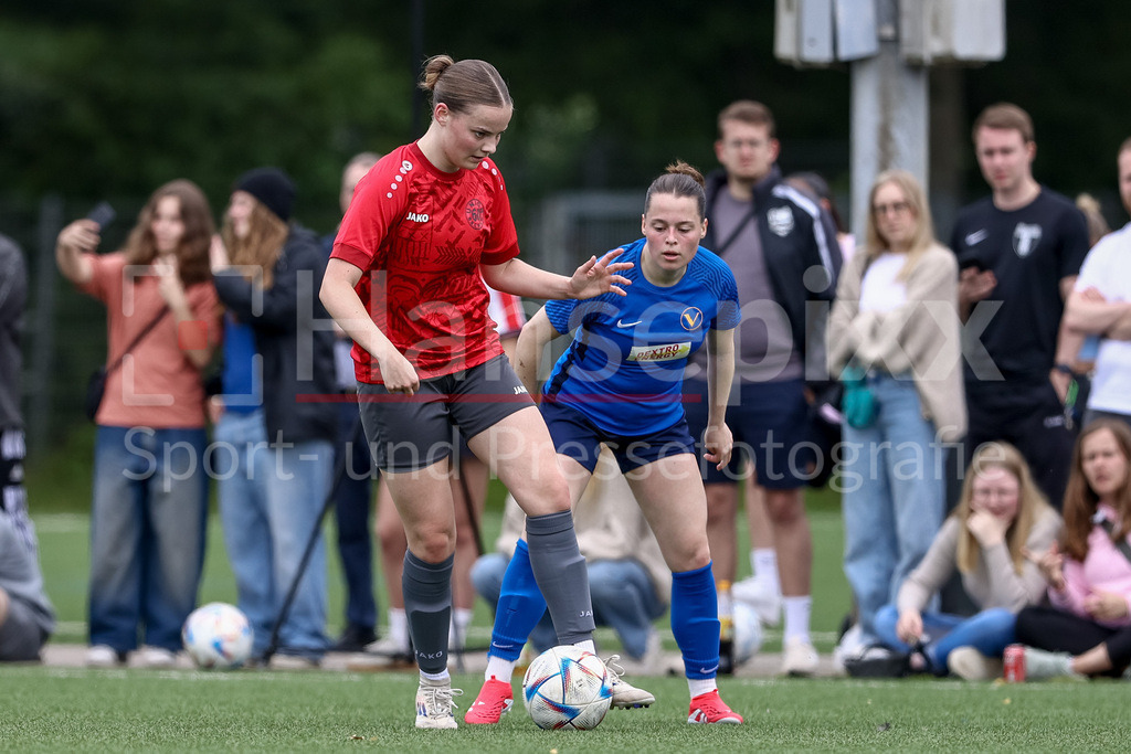 Fussball, Aufstiegsrunde Regionalliga Nord Frauen, FC Union 60 - SC Victoria Hamburg | v.li.: Johanna Ellerhorst (FC Union 60 Bremen, 10) und Celine Witt (SC Victoria Hamburg, 9) im Zweikampf, Duell, Dynamik, Aktion, Action, Spielszene