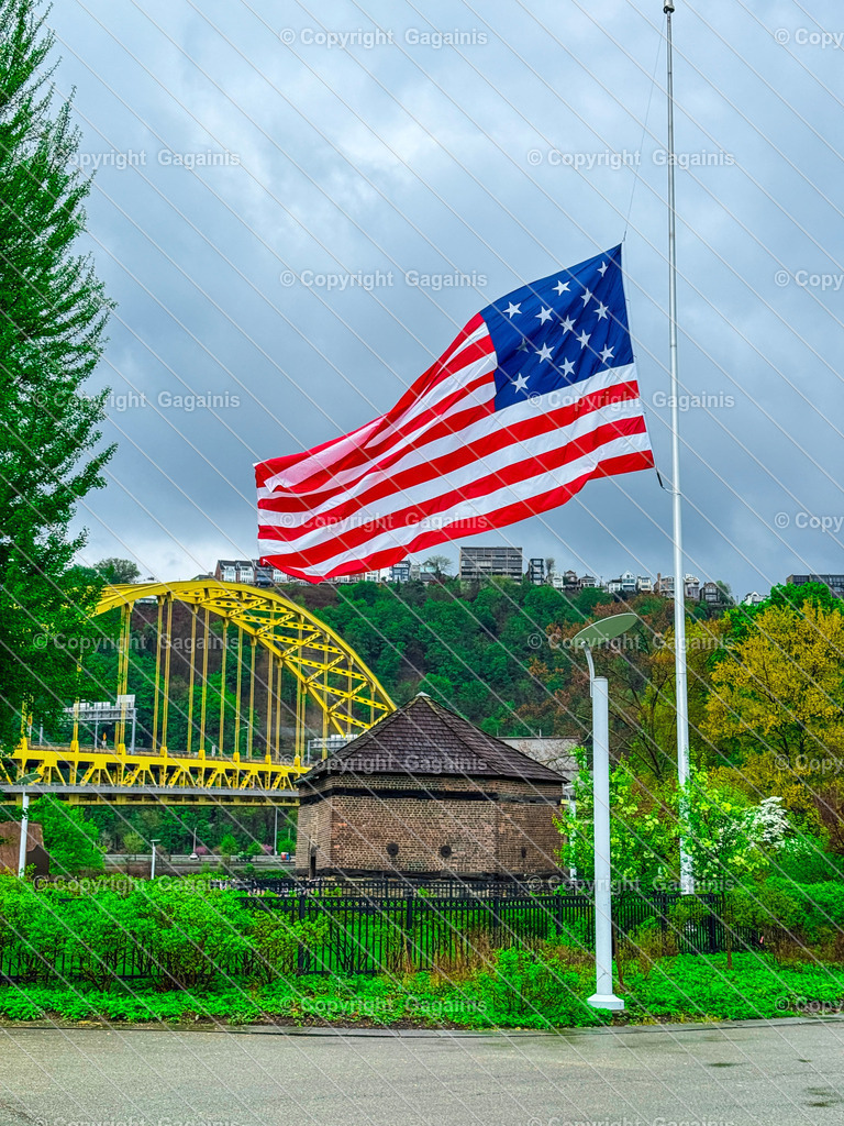 Pittsburgh PA, USA | Pittsburgh begeistert mit seiner einzigartigen Mischung aus Industriegeschichte, moderner Architektur und über 400 Brücken – ein echtes Highlight für jeden Städteliebhaber. Ob beim Sonnenuntergang über dem Point State Park oder beim Bummel durch den Strip District, Pittsburgh bietet unvergessliche Fotomotive und urbanes Flair.