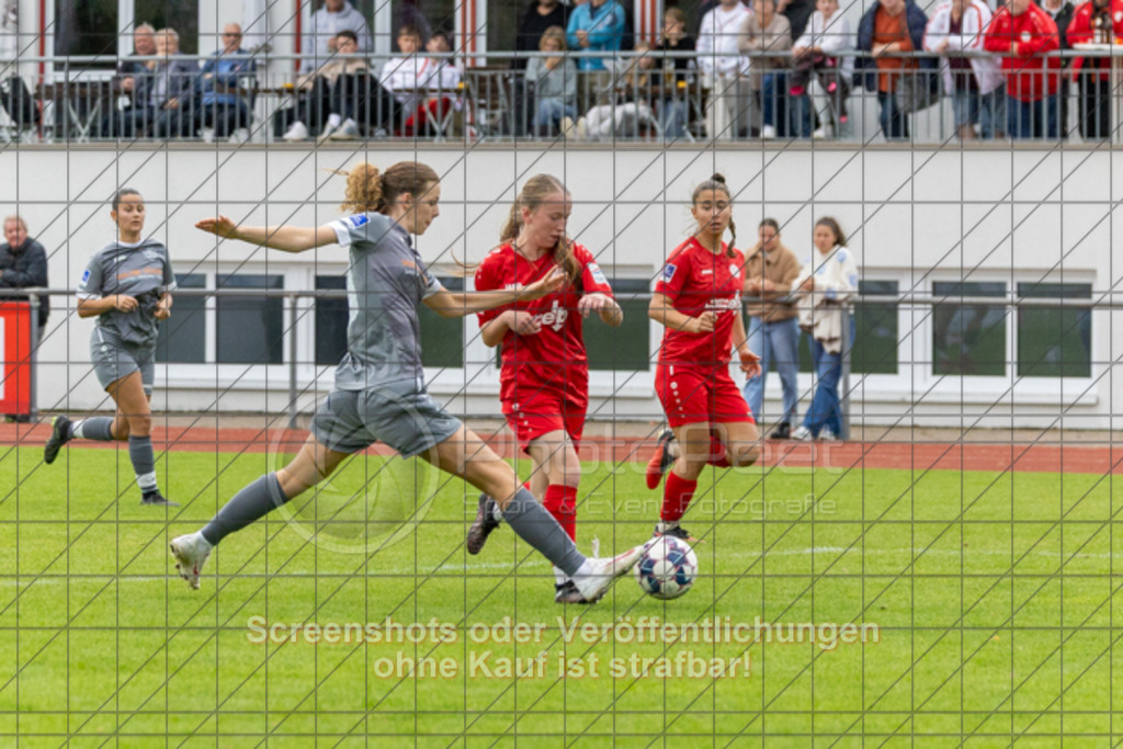 20251004_141021_0064 | #,1.FC Donzdorf (rot) vs. FC Freiburg-St. Georgen (grau), Fussball, EnBW-Oberliga B -Juniorinnen, 04. Spieltag, Saison 2025/2026, Rasenplatz, Lautertal Stadion, Süßener Straße 16, 73072 Donzdorf, 04.10.2025 - 14:00 Uhr,Foto: PhotoPeet-Sportfotografie/Peter Harich
