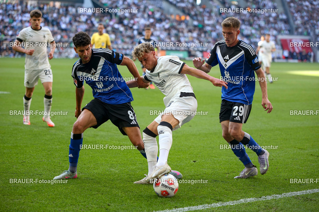 Borussia Mönchengladbach vs Hamburger SV - Bundesliga  | Mönchengladbach, Deutschland, 24.08.25:   Daniel Elfadli (Hamburger SV), Robin Hack (Borussia Mönchengladbach) und Emir Sahiti (Hamburger SV) im Kampf um den Ball waehrend des Spiels der Bundesliga zwischen Borussia Mönchengladbach vs Hamburger SV im Stadion im Borussia Park(Foto von Brauer-Fotoagentur / Adrian Schlueter)