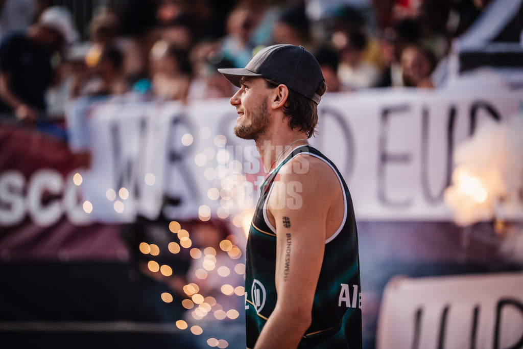 Beachvolleyball | Männer | Allianz German Beach Tour 2025 | Tourstop München | 13.07.2025 | Paul Henning beim Einlauf in das Stadion