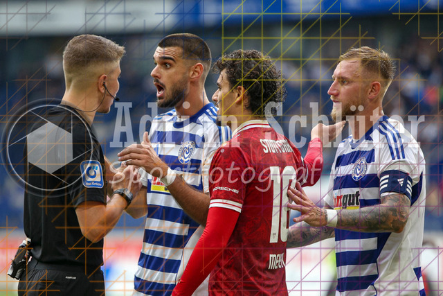 MSV Duisburg vs VfB Stuttgart II - 3. Liga | Duisburg, Deutschland, 02.08.25:   Schiedsrichter Felix Wagner redet mit Rasim Bulic (MSV Duisburg) waehrend des Spiels der 3. Liga MSV Duisburg vs VfB Stuttgart II in der schauinsland-reisen-arena(Foto von Brauer-Fotoagentur / Adrian Schlueter)