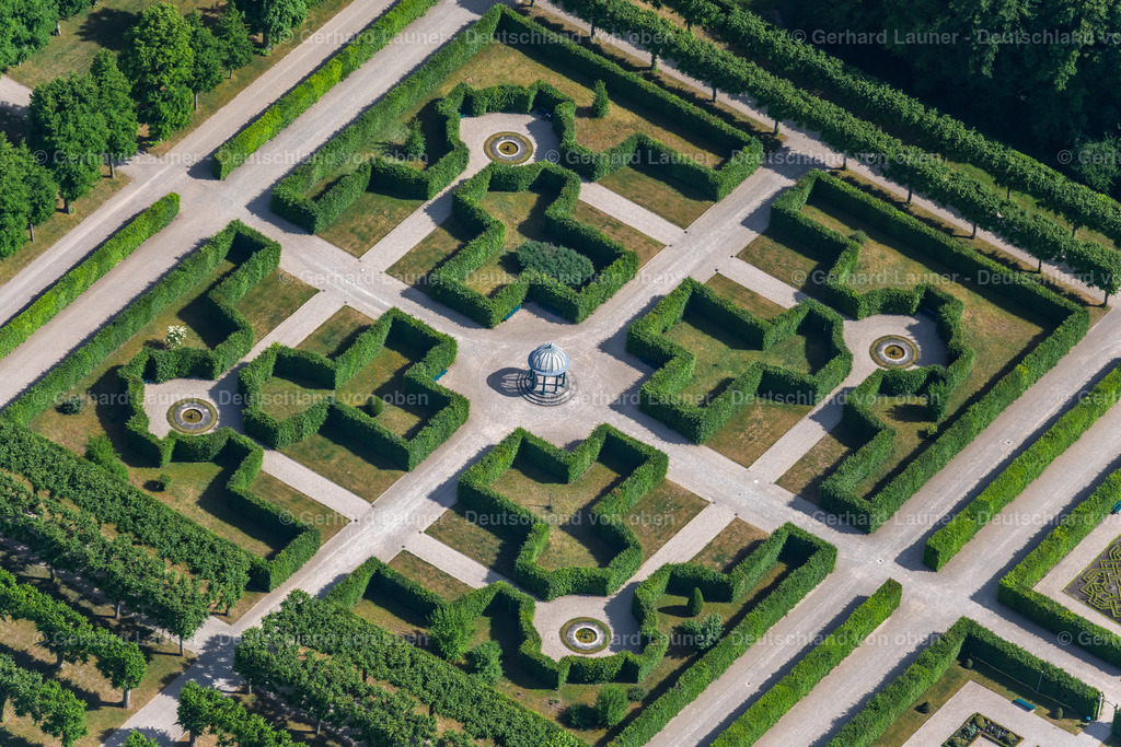 4030943 | HANNOVER 02.06.2020 Der Große Garten im Stadtteil Herrenhausen in Hannover im Bundesland Niedersachsen. Der Barockgarten an der Herrenhäuser Straße wurde im 17. Jahrhundert errichtet und besteht aus vielen Broderiemustern und der zentral gelegenen Glockenfontäne. // The big garden in the part of town of Herrenhausen in Hannover in the federal state Lower Saxony. The baroque garden in the mansions street was established in the 17th century and exists of many Broderie scrutinise and the centrally situated bell jet. Foto: Gerhard Launer