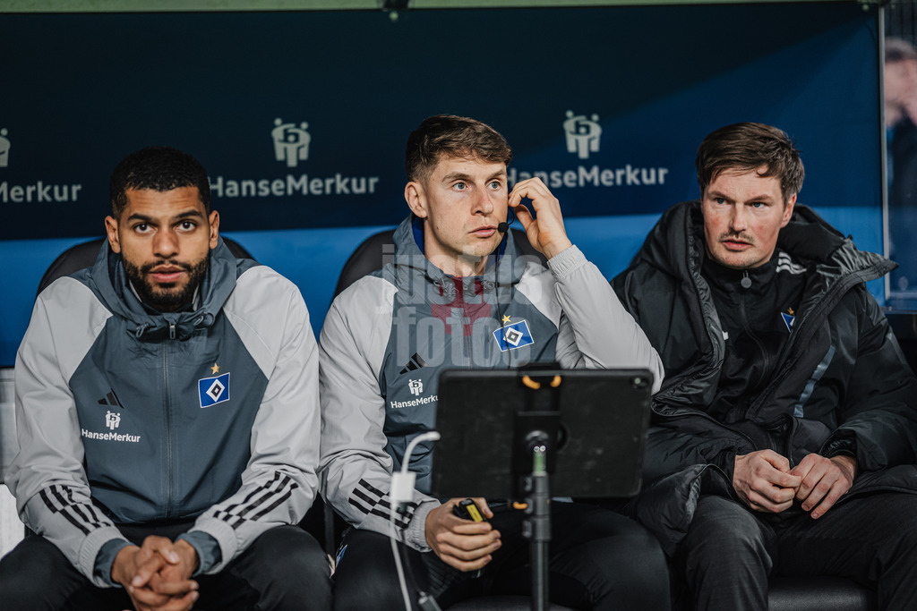 Fußball | Männer | Saison 2024/2025 | 2. Fußball-Bundesliga | 25. Spieltag | Hamburger SV vs. Fortuna Düsseldorf | 08.03.2025 | v.l. Co-Trainer Richard Krohn, Co-Trainer Loic Fave und Trainer Merlin Polzin (alle HSV)
