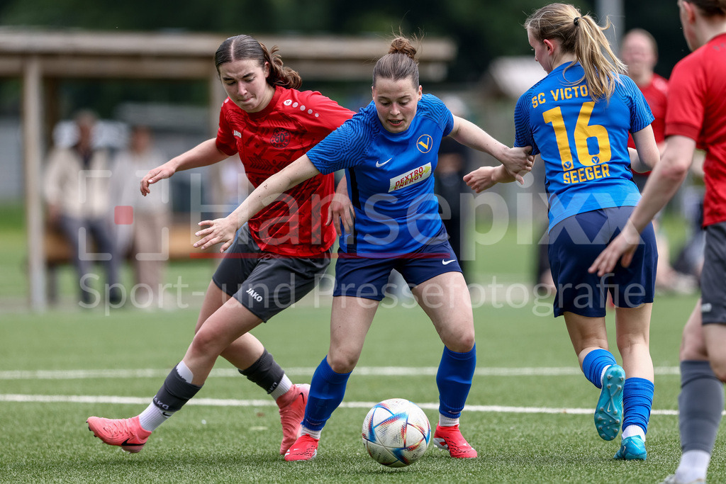 Fussball, Aufstiegsrunde Regionalliga Nord Frauen, FC Union 60 - SC Victoria Hamburg | v.li.: Jule Oelerich (FC Union 60 Bremen, 7) und Celine Witt (SC Victoria Hamburg, 9) im Zweikampf, Duell, Dynamik, Aktion, Action, Spielszene