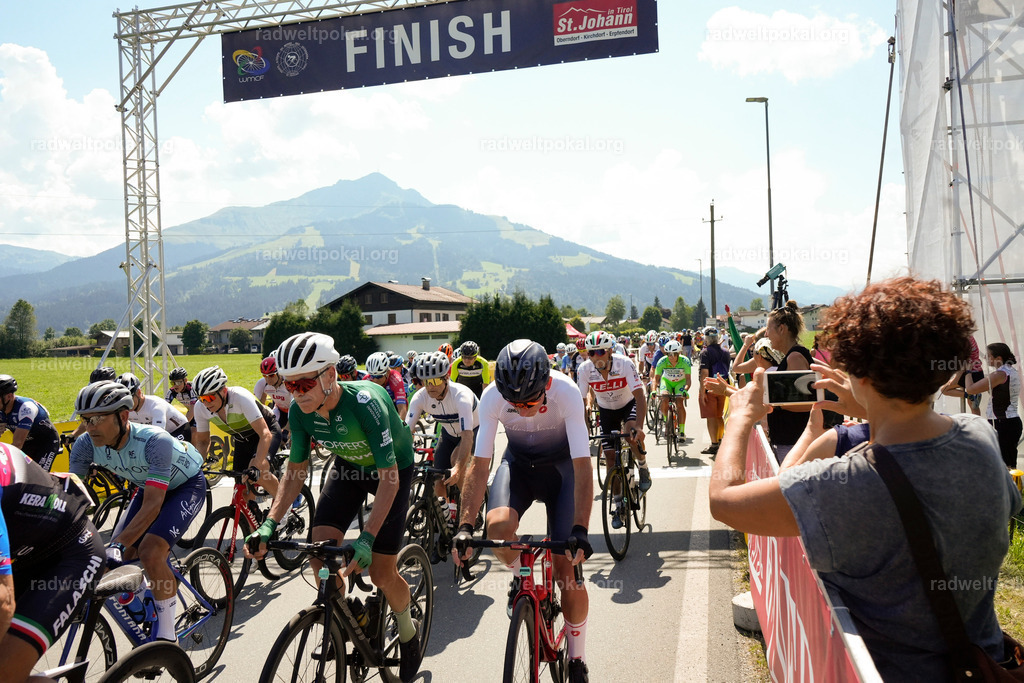 395_20230817_Bewerb_Maenner_Muehlanger | AUT - OESTERREICH, 2023-08-16: SPORT RENNRAD-FAHREN - 55. INTERNATIONALER RADWELTPOKAL IN ST. JOHANN IN TIROL  - Vintage-Radrennen mit WM-Bronze-Medaillen-Siegerin Christina Schweinberger, den Teilnehmer und Alexander Baumann (vom Orginastions-Team) - TAG 2 BEWERB MAENNER IN SECHS GRUPPEN  ; Foto: Roland Muehlanger