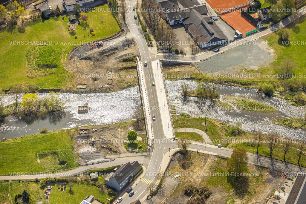 Arnsberg260402477 | Luftbild, Baustelle mit Neubau der Dinscheder Ruhrbrücke Glösinger Straße (L735) über den Fluss Ruhr und Renaturierung, Glösingen, Arnsberg, Sauerland, Nordrhein-Westfalen, Deutschland