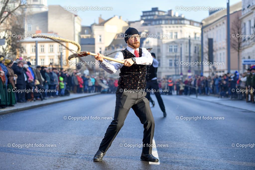 Aperschnalzen 2023_ Neujahrschnalzen_ Turmblaeser_ Promenade_ Landhaus Linz_ 01.01.2023-27 | 01.01.2023, Promenade Linz, AUT, Landhaus im Bild Neujahrschnalzen 2023, Turmblaeser, Prangerschuetzen, Trachtenverein Altstaedter Bauerngmoa, Aperschnalzer