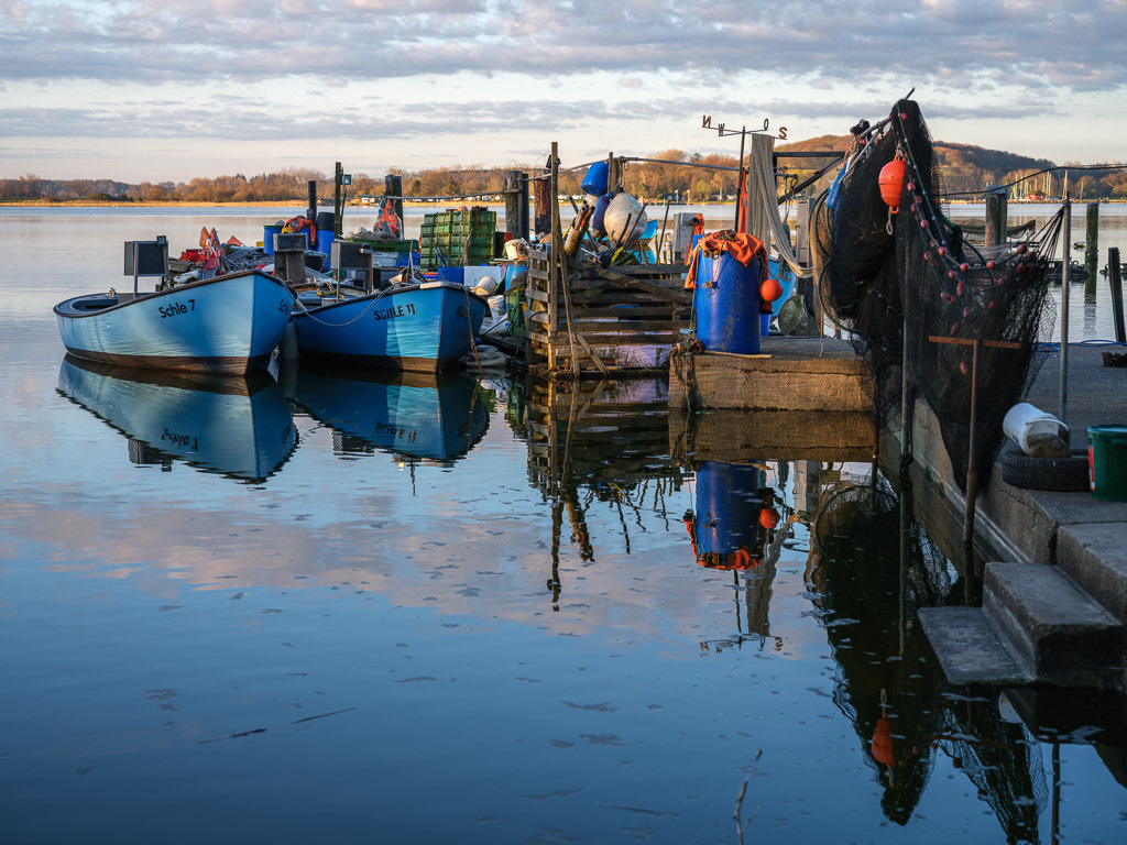 2021-059 | Fischerboote in der Fischersiedlung Holm in Schleswig an der Schlei am frühen Morgen. - Realisiert mit Pictrs.com