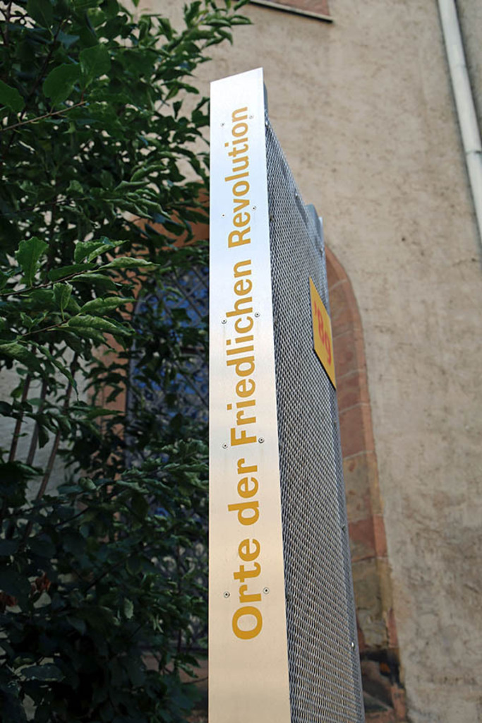 Foto: Leipzig - Orte der Friedlichen Revolution - Stelenprojekt - Stele Nr. 8 Friedensgebet | Das Team hinter BILDLEXIKON LEIPZIG bündelt historische wie aktuelle Informationen über die Stadt Leipzig in Text und Bild auf einer Plattform und stellt diese der interessierten Öffentlichkeit zur Verfügung.