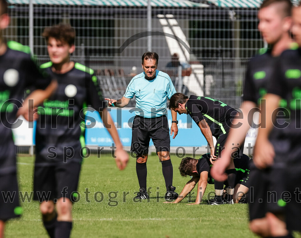 2023-07-09_055_FC_Forstern_gegen_SpVgg_Neuching | Forstern, Deutschland, 09.07.2023:
Fußball, Kreisklasse 2023 / 2024, Testspiel, FC Forstern gegen SpVgg Neuching, Endergebnis: 2:4

Schiedsrichter Christian Trompke, Lukas Schindlbeck (SpVgg Neuching, #15), Johann Schindlbeck (SpVgg Neuching, #5)

Foto: Christian Riedel / fotografie-riedel.net
