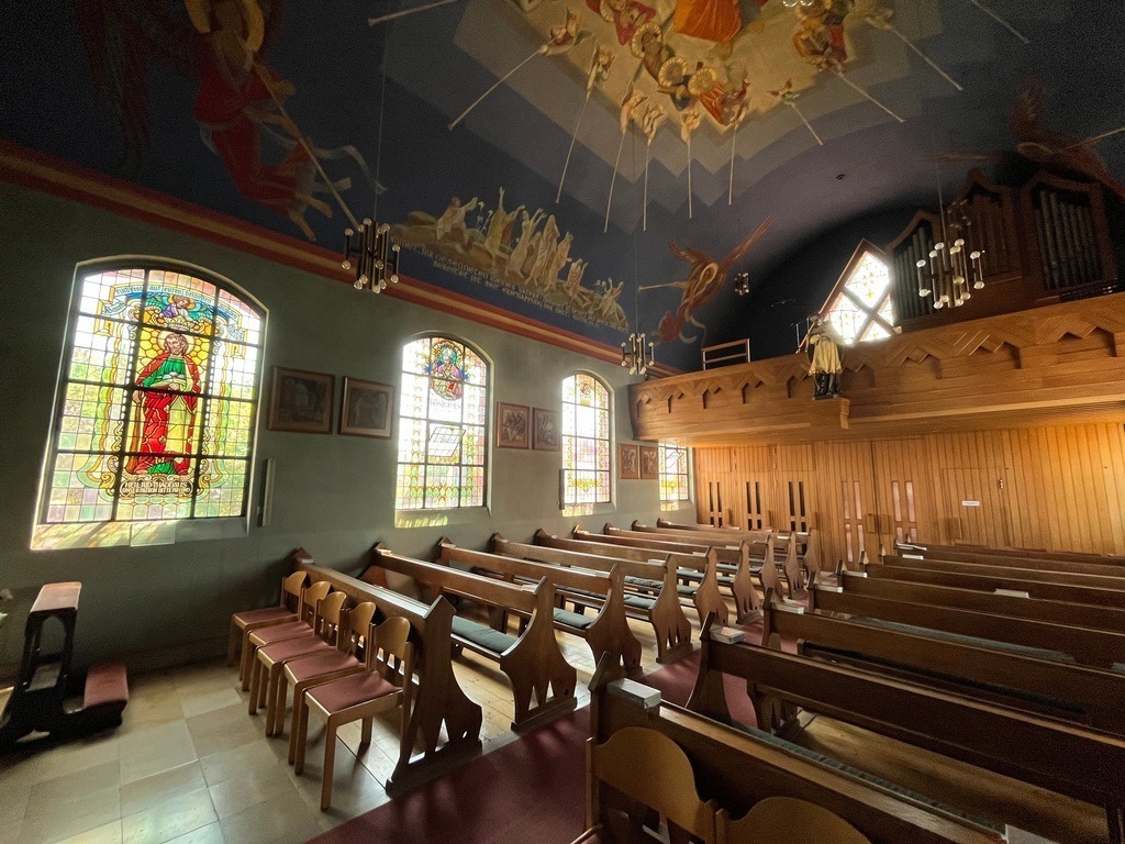 Kirchenschiff - Stockheim | Vor 100 Jahren schrieben verzweifelte Katholiken einen Brief an das Bonifatiuswerk in Paderborn. Der „Hilferuf aus der oberhessischen Diaspora“ beklagte das Fehlen eines geeigneten Versammlungsortes. Bereits ein Jahr später wurde die Pfarrkirche St. Judas Thaddäus in Stockheim eingeweiht. Diese „Wohnung Gottes unter den Menschen“ ist auch fernab des Gottesdienstes einen Besucht Wert. - Realisiert mit Pictrs.com