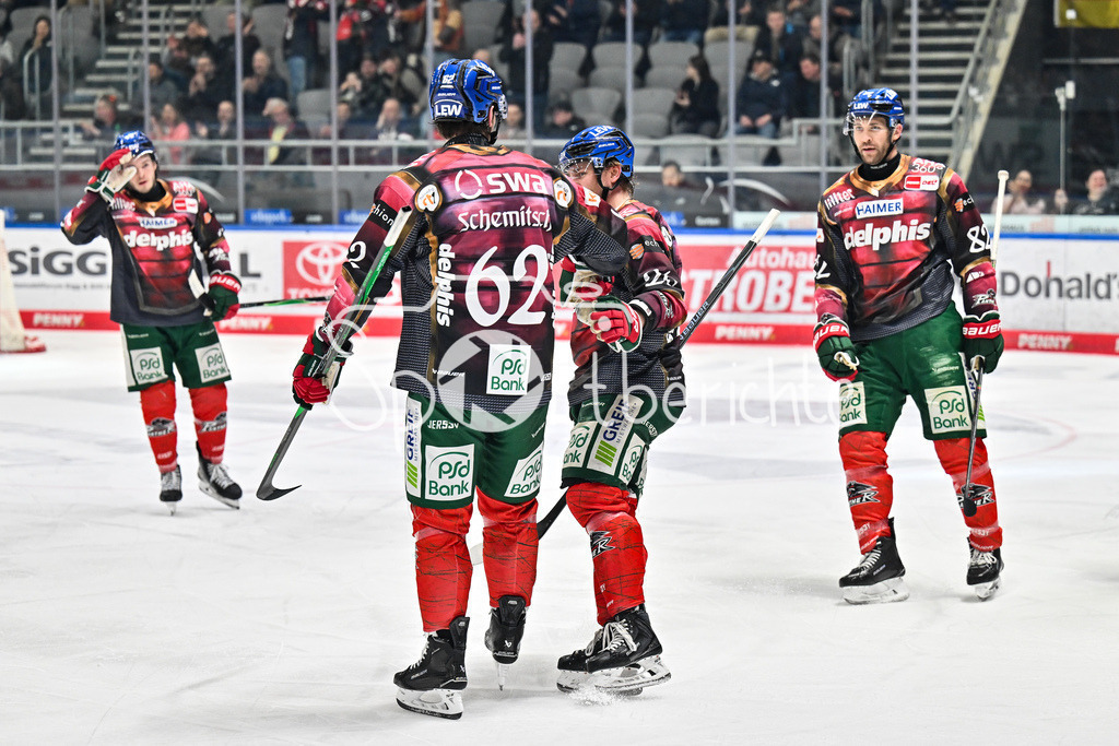 Augsburger Panther - Dresdner Eislöwen | AUGSBURG, DEUTSCHLAND - 06. MÄRZ: Jubel der Augsburger nach dem Treffer zum 2-2 durch Thomas SCHEMITSCH (Augsburger Panther 62) / Tor / Torschuetze / Freude / Happy / während dem Match zwischen den Augsburger Panthern und den Dresdner Eislöwen am 49. Spieltag der Penny DEL im Curt Frenzel Stadion