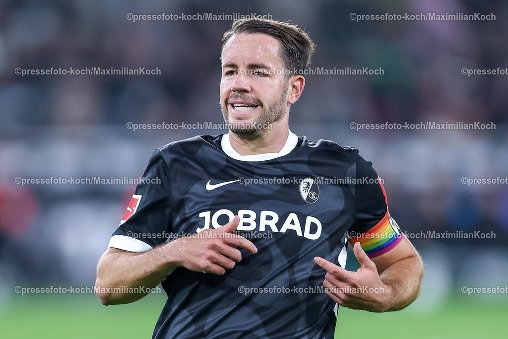 BMG05102501108 | 05.10.2025, Fußball, Borussia Mönchengladbach - SC Freiburg, 1. Fußball Bundesliga, Borussia-Park, Saison 2025 2026: Christian Günter&nbsp;(SC Freiburg #30) DFB regulations prohibit any use of photographs as image sequences and or quasi-video.
