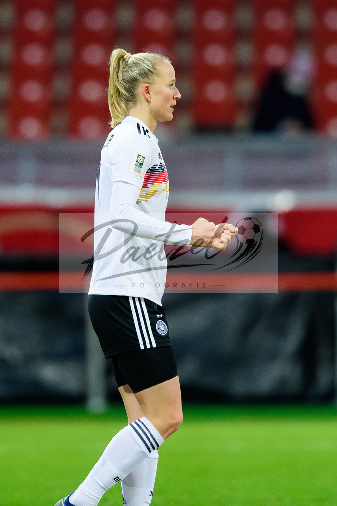 GERTUR20211126_120 | Fussball, Frauen: Lea Schueller (Germany) Torjubel, jubelt nach ihrem Treffer zum 3:0 bei dem Spiel der WM-Qualifikation zwischen Deutschland und Tuerkei im Eintracht-Stadion am 26.11.2021 in Braunschweig, Deutschland. - Realisiert mit Pictrs.com