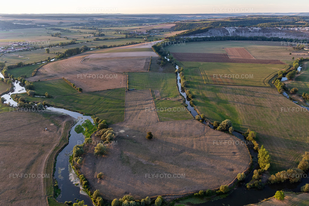 Aerial view: Mouth of the Chètre into the Meuse/Maas in Champougny in the state Meuse, France. – Photo: IMG_118358.jpg taken on 09/15/2019 by Werner Riehm/FLY-FOTO.com – Resolution of the original: 4858 x 3239 px