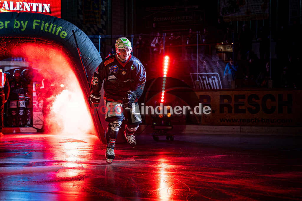 Peißenberg MINERS gegen ESV Buchloe PIRATES | Eishockey Bayernliga 2025/26 Vorrunde 29. Spieltag, Peißenberg MINERS gegen ESV Buchloe PIRATES, 20260123,Eröffnung, Einlauf, Tunnel,2026-01-23 in Peißenberg (flatbuy Arena Peißenberg), Sinan ONDÖRTOGLU (MINERS 22)Copyright: WolfgangxLindner www.foto-lindner.de