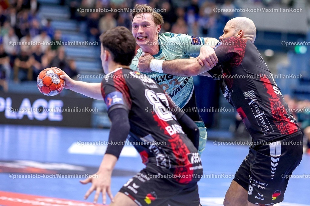 Gum25032501093 | 25.03.2025, Handball, European League - Play-Offs, VfL Gummersbach - MT Melsungen, Schwalbe-Arena: Ole Pregler (GUM #23) gegen Ian Barrufet Torrebejano (MT Melsungen #83) und Adrian Sipos (MT Melsungen #8) 