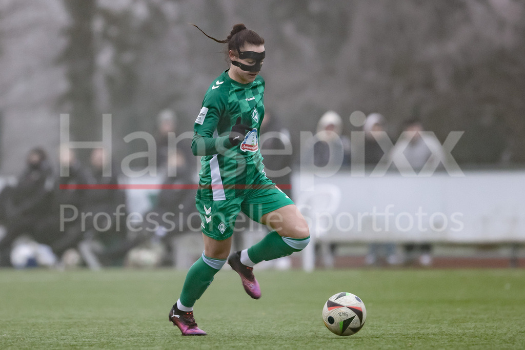 Fussball, Testspiel Frauen, Borussia Mönchengladbach - SV Werder Bremen | v.li.: Sophie Weidauer (SV Werder Bremen, 9) am Ball, Freisteller, Einzelbild, Ganzkörper, Aktion, Action, Spielszene