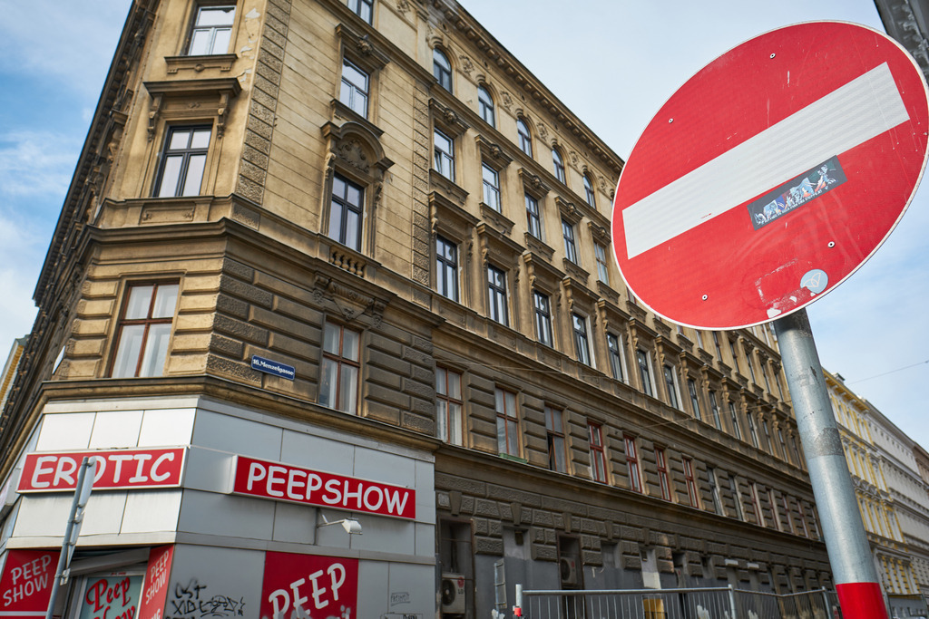 Erotic Geschäft und Peepshow Eingang | Wien, Austria - April 01, 2021: entlang der Wiener Gürtel Straße; Erotik Geschäft und Peepshow Eingang mit Einbahnschild. - Realisiert mit Pictrs.com