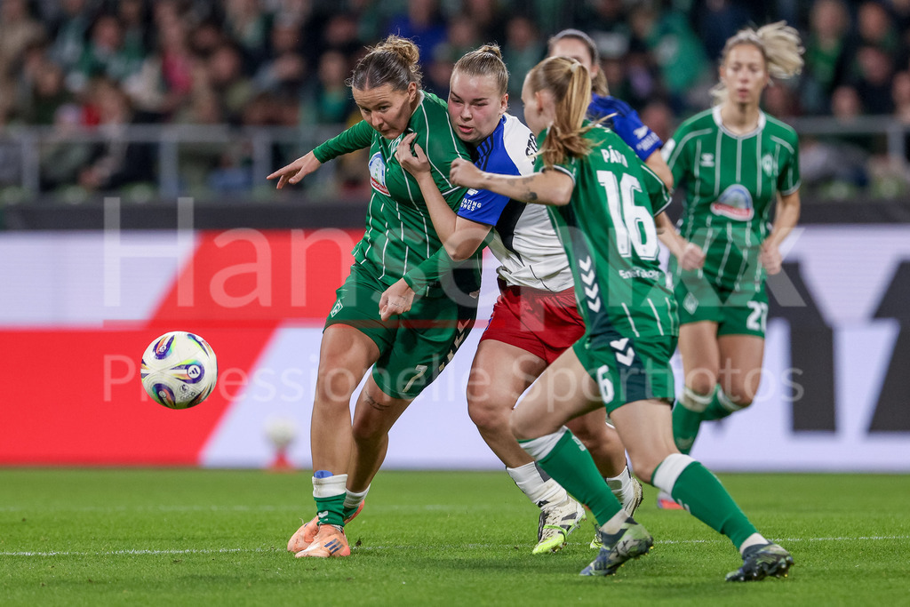 Fussball, Google Pixel Frauen-Bundesliga, SV Werder Bremen - Hamburger SV | v.li.: Larissa Mühlhaus (SV Werder Bremen, 7) und Svea Stoldt (Hamburger SV, 8) im Zweikampf, Duell, Dynamik, Aktion, Action, Spielszene, DIE DFB-RICHTLINIEN UNTERSAGEN JEGLICHE NUTZUNG VON FOTOS ALS SEQUENZBILDER UND/ODER VIDEOÄHNLICHE FOTOSTRECKEN. DFB REGULATIONS PROHIBIT ANY USE OF PHOTOGRAPHS AS IMAGE SEQUENCES AND/OR QUASI-VIDEO.