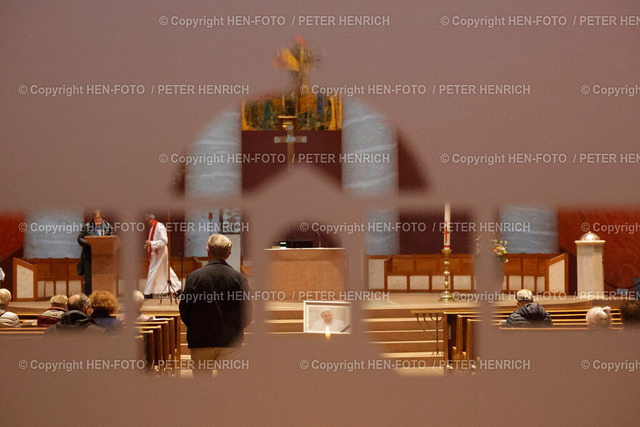 Requiem für Papst Franziskus | 25.04.2025 Am Vorabend der Beisetzung von Papst Franziskus veranstaltet der Pastoralraum Darmstadt ein Requiem in der Kirche St. Ludwig. Während der Feier läuten die Glocken im gesamten Bistum (Foto: Peter Henrich) - Realisiert mit Pictrs.com