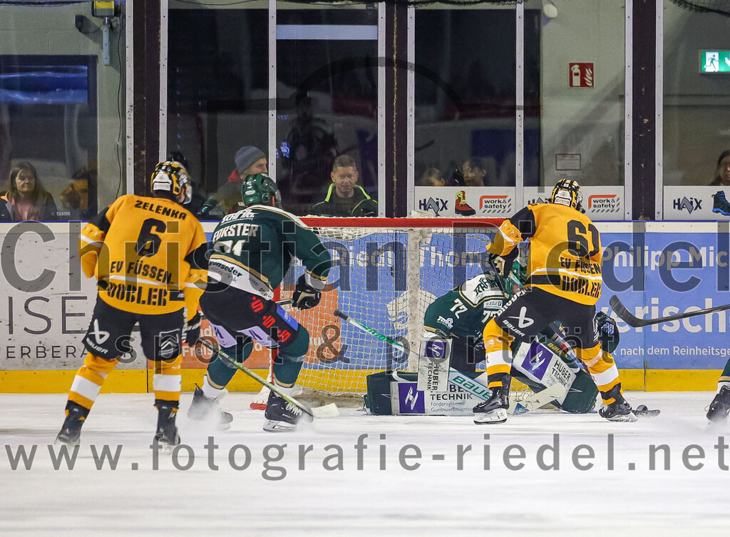 2025-11-02_120_TSV_Erding_gegen_EV_Fuessen | Erding, Deutschland, 02.11.2025:Eishockey, Oberliga Süd 2025 / 2026, 15. Spieltag, TSV Erding gegen EV Füssen, Endergebnis: 2:6Ondrej Zelenka (EV Füssen, #6), Maximilian Forster (Erding Gladiators, #81), Torwart David Zabolotny (Erding Gladiators, #72), Simon Boyko (EV Füssen, #61)Foto: Christian Riedel / fotografie-riedel.net