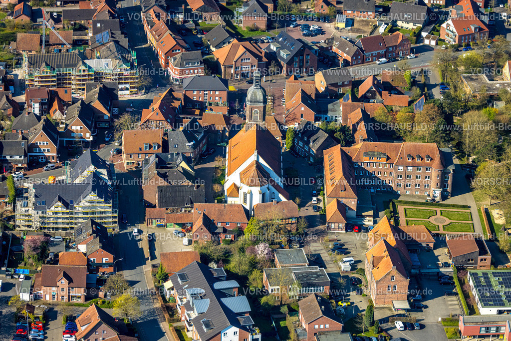 Nordkirchen250401034 | Luftbild, Kirche St. Mauritius, Kinderheilstätte Sozialeinrichtung am Mauritiusplatz, oben links Rathaus Gemeindeverwaltung Baustelle mit Umbau und Renovierung, Ecke Bohlenstraße und Bergstraße, Nordkirchen, Münsterland, Nordrhein-Westfalen, Deutschland