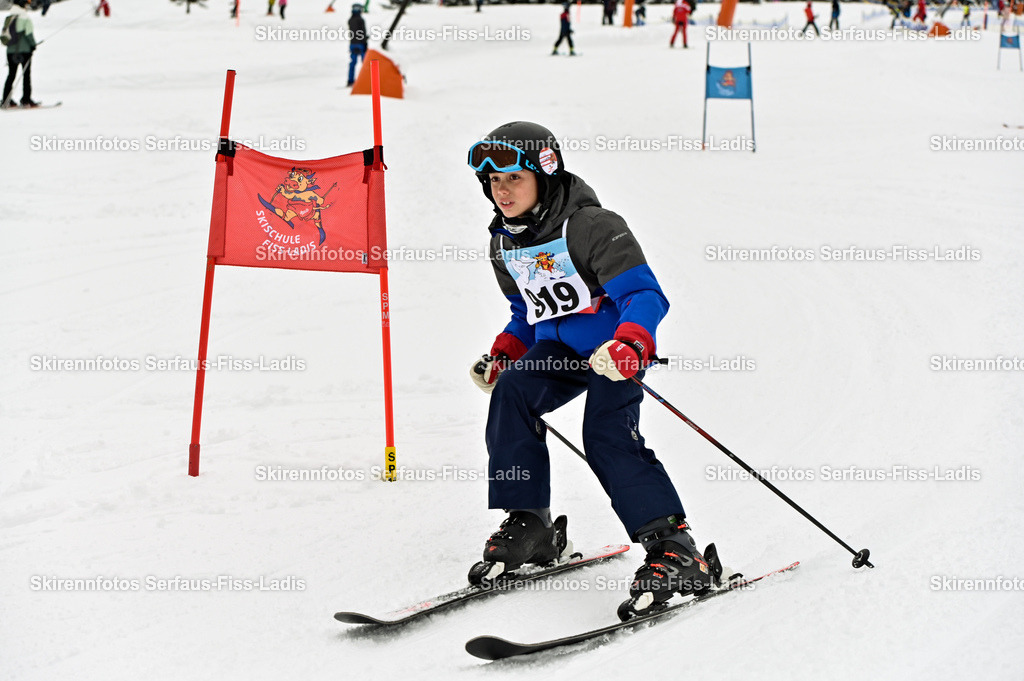 SRF_20.02.2026_1220 | Skirennfotos,Serfaus,Fiss,Ladis,Kinderskirennen,Winter,Tirol,Oberland,skirace,SFL,feelfree,weil wir's genießen,ski,Ski,skifahren,Sonnenplateau, - Realisiert mit Pictrs.com