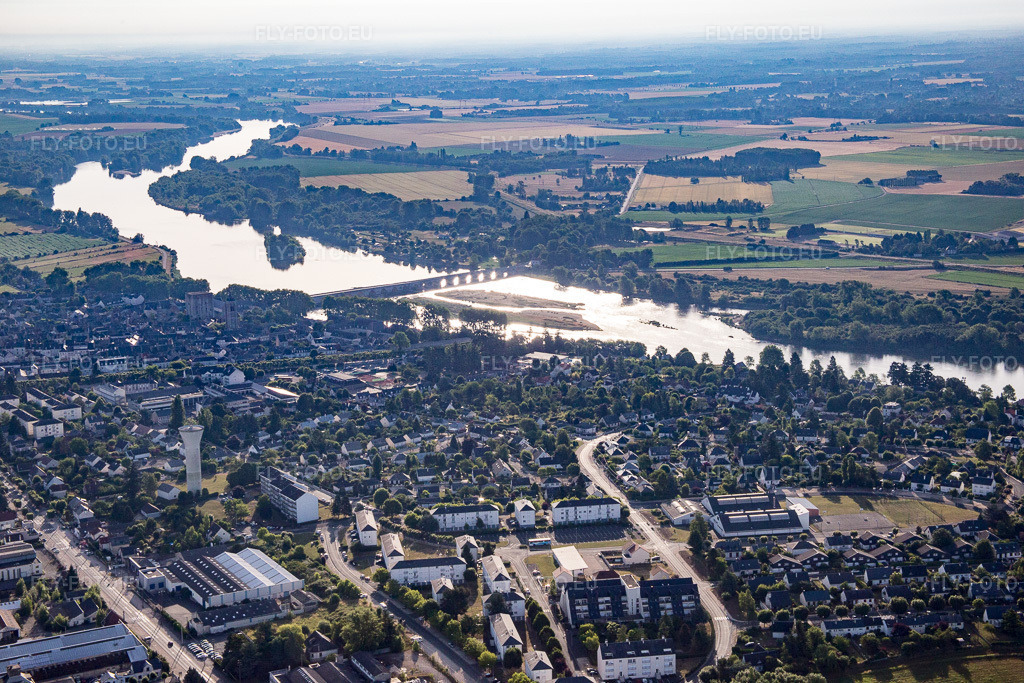 Vue aérienne: Vue de la ville à Beaugency dans le département Loiret, France – .Photo: IMG_082524.jpg prise le 21/06/2015 par Werner Riehm/FLY-FOTO.eu – Résolution de l'original: 5472 x 3648 px